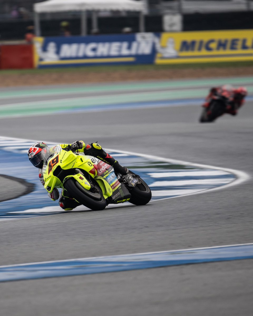 VR46RacingTeam's tweet image. Rain races have something special, isn't it? 🫣🇹🇭

@FabioDiggia49 @Marco12_B 

#COMOLI

@MotoGP #ThaiGP #PertaminaEnduroVR46RacingTeam #MotoGP #Diggia49 #MB72 #VR46