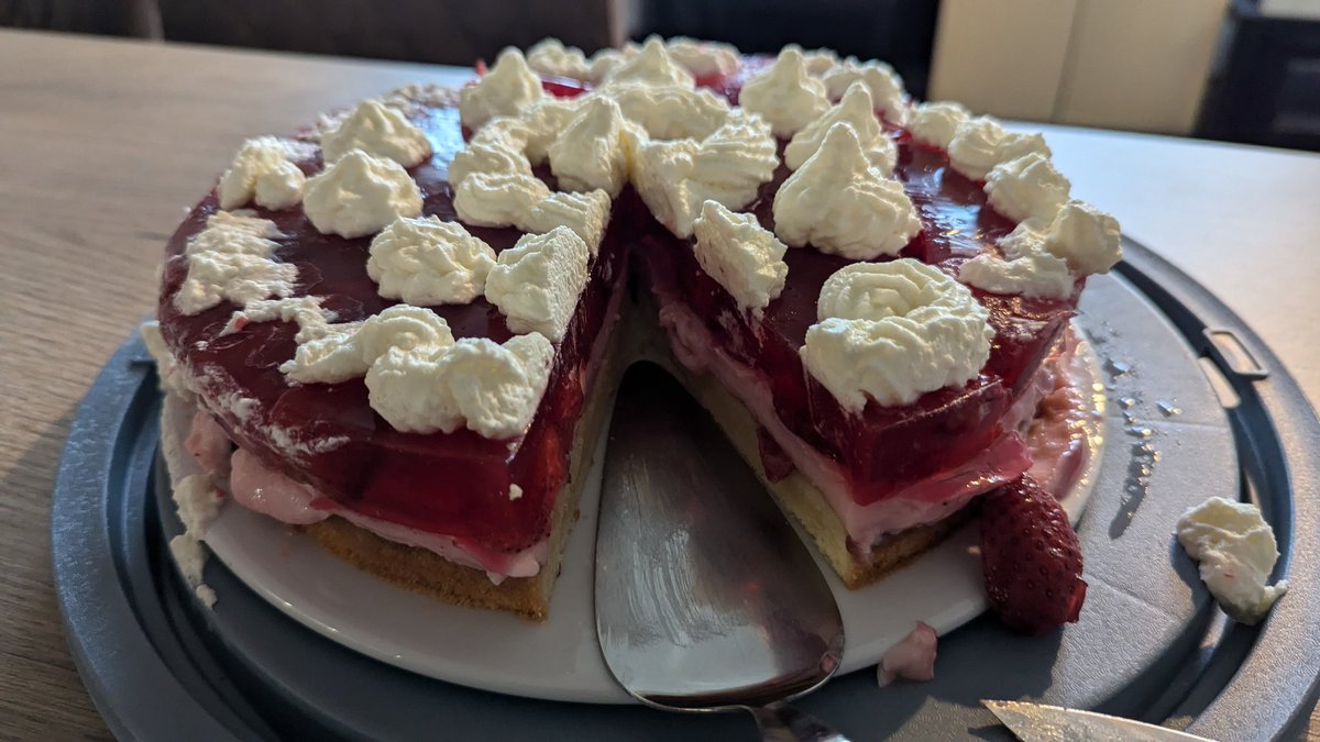 asdberlin's tweet photo. Wild durchgewürfelter Erdbeerkuchen mit Erdbeerpudding 🫣 Hat die Bahnfahrt leider nicht so ganz überstanden wie gewünscht 🙈 https://t.co/RNy5Tp8KMR