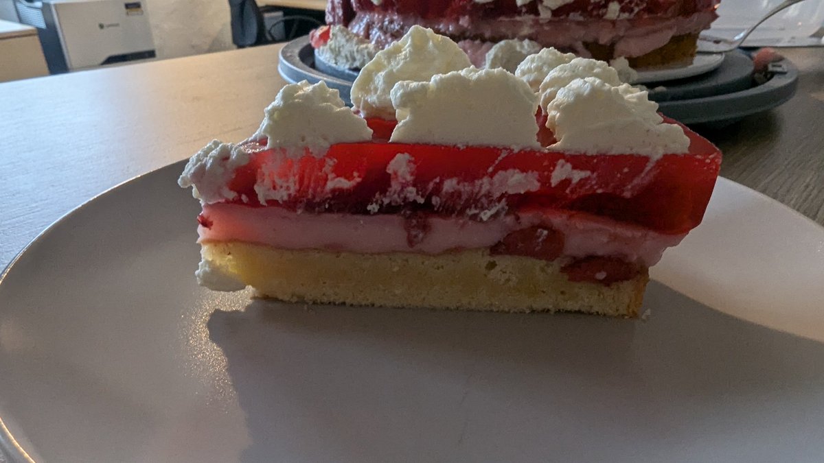 asdberlin's tweet photo. Wild durchgewürfelter Erdbeerkuchen mit Erdbeerpudding 🫣 Hat die Bahnfahrt leider nicht so ganz überstanden wie gewünscht 🙈 https://t.co/RNy5Tp8KMR