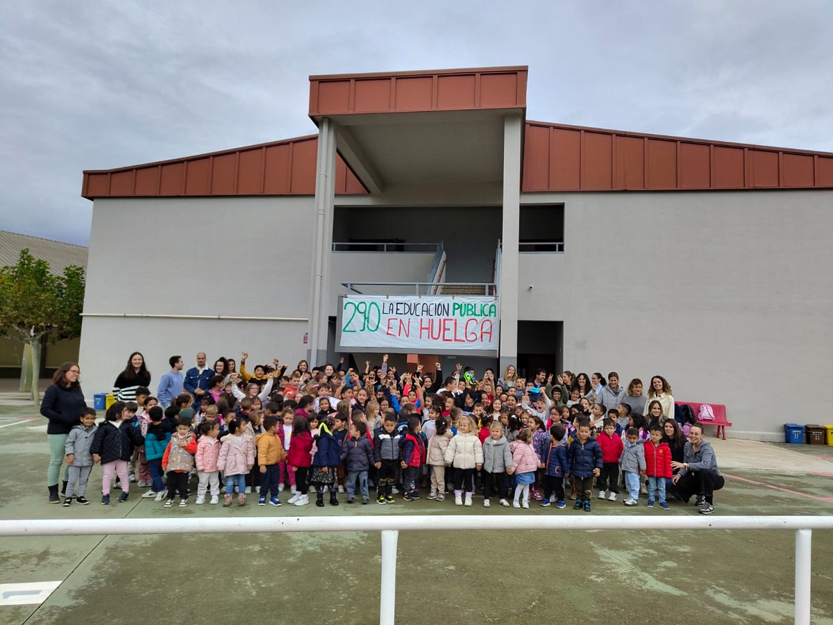 Goizeko 8,00etan piketeak izan dira ikastetxeetan.