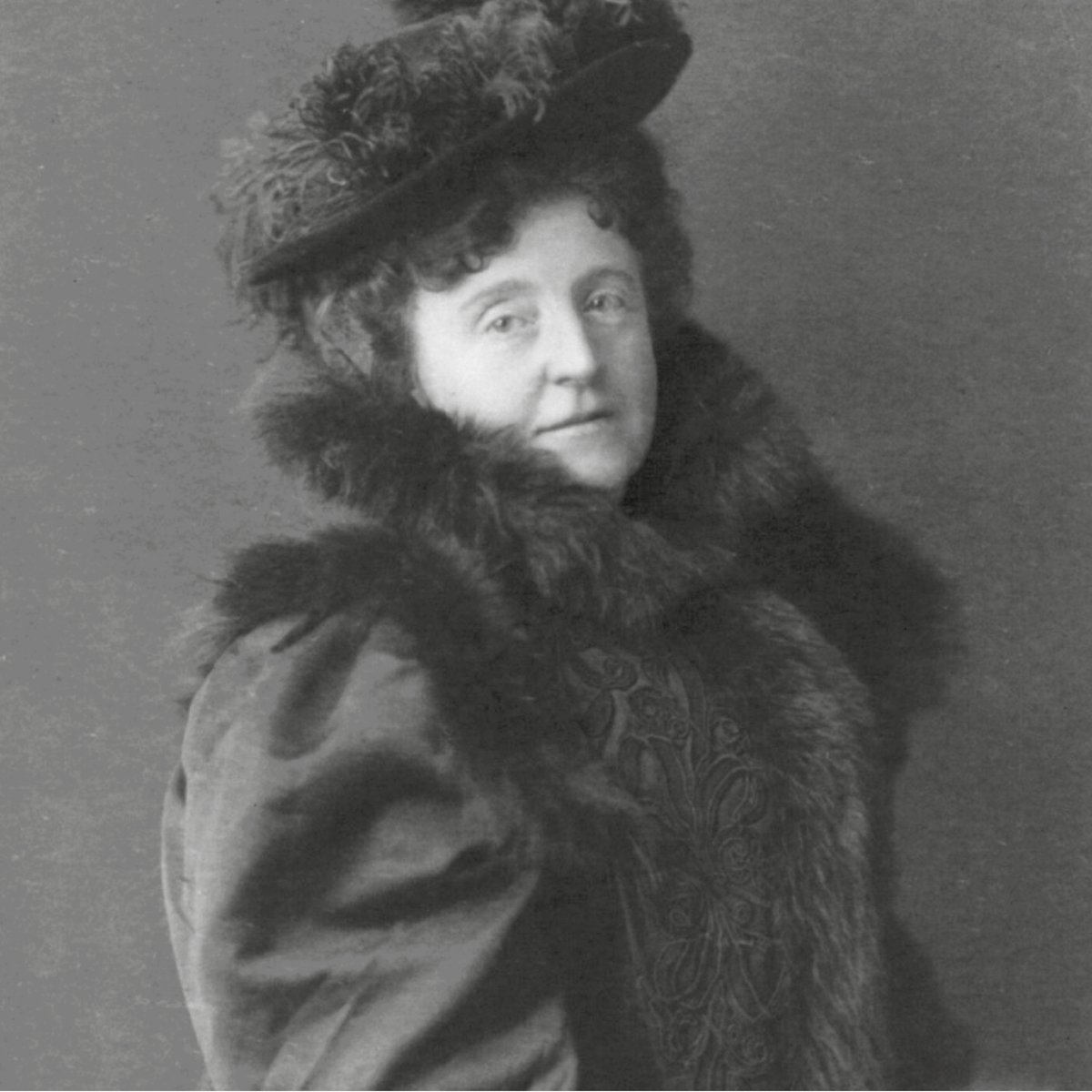 edicionesiruela's tweet photo. #Taldíacomohoy de hace 100 años falleció Frances Hodgson Burnett, autora de EL JARDÍN SECRETO, una de las grandes novelas de iniciación sobre el valor de la amistad, la empatía y la conexión con la naturaleza.
#Centenario

https://t.co/UkhMK2IxdC https://t.co/hLYeMwNOWp