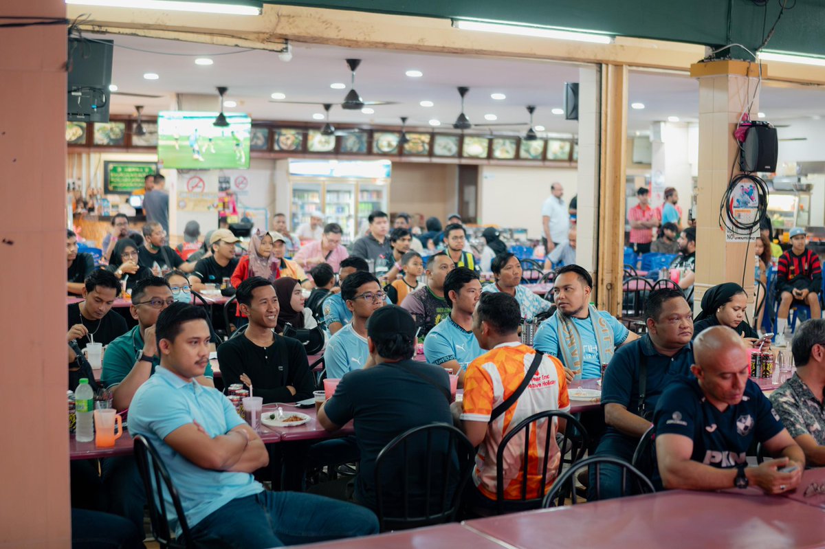 altimet's tweet photo. Game on dengan warga Wangsa Maju β½ Man City vs Southampton di #AstroBizone watch party. Dekat mana2 kedai mamak pun korang boleh tengok bola secara percuma, dan vibe pun meriah.
#LayanOriJanganCuri https://t.co/xTy795MWOb