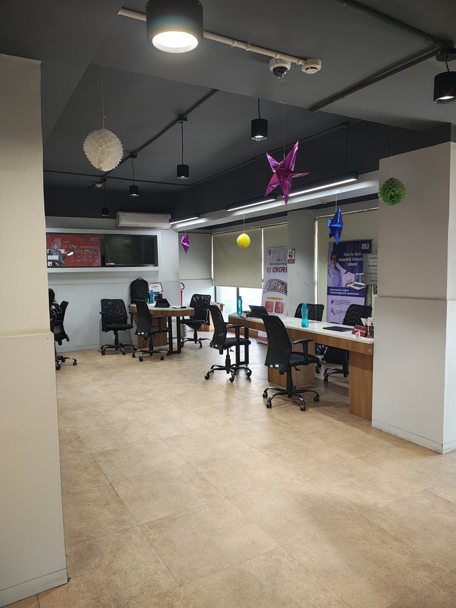 GauravGaurav00's tweet photo. Standing at the Rajapark, Jaipur branch of @IDFCFIRSTBank. It's dhanteras and no one is here for cash withdrawals authorization. It's Dhanteras and at 2 pm staff is on lunch. https://t.co/yy3UtoMHLK