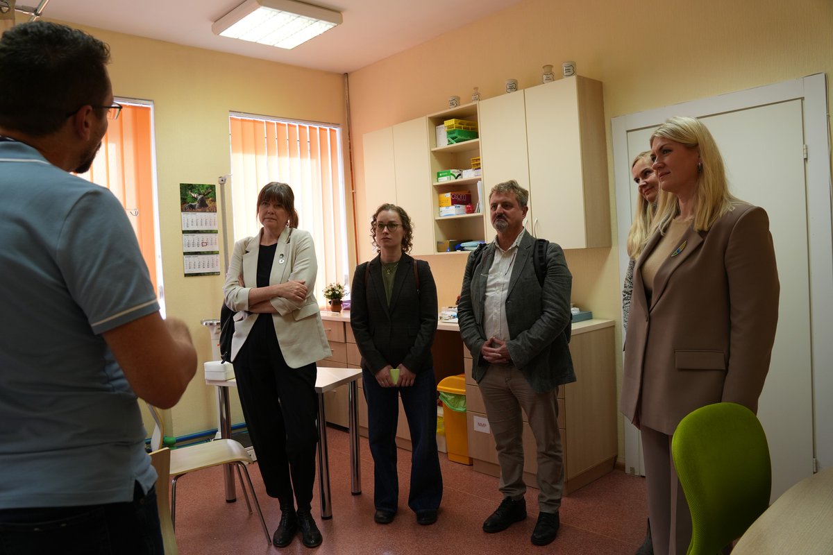 WHOLatvia's tweet photo. Latvijā darba misiju noslēguši starptautiskie PVO eksperti, lai kopā ar @veselibasmin  izstrādātu konkrētus soļus valdības apstiprinātajam redzējumam par primārās veselības aprūpes stiprināšanu. Tikāmies arī ar lauku ģimenes ārstiem, tostarp pie Aiņa Dzalba Staļģenes doktorātā https://t.co/jT3I31L65J