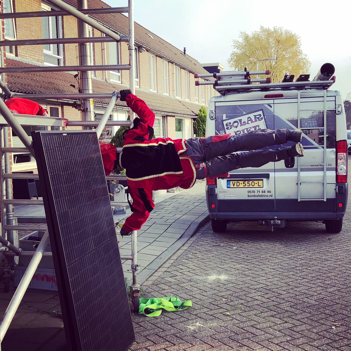 Piet is gauw weer in het land
en op de Deventer daken.

Hij levert zonnepanelen op je pand
met lol en voor weinig knaken!

Uiteraard ook thuisbatterijen en oplaadpunten
en voor ‘t uitdelen van chocomunten!

Bel gauw naar <a href="/Bonk_Elektro/">Ruben Bonk</a> 
want de zonnepanelen, die heb je zo! 🥳