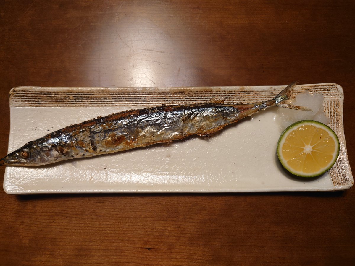 North27_'s tweet photo. 秋ですね
サンマを綺麗に食べれても
女の子にはモテません https://t.co/sRJvPSc1B3