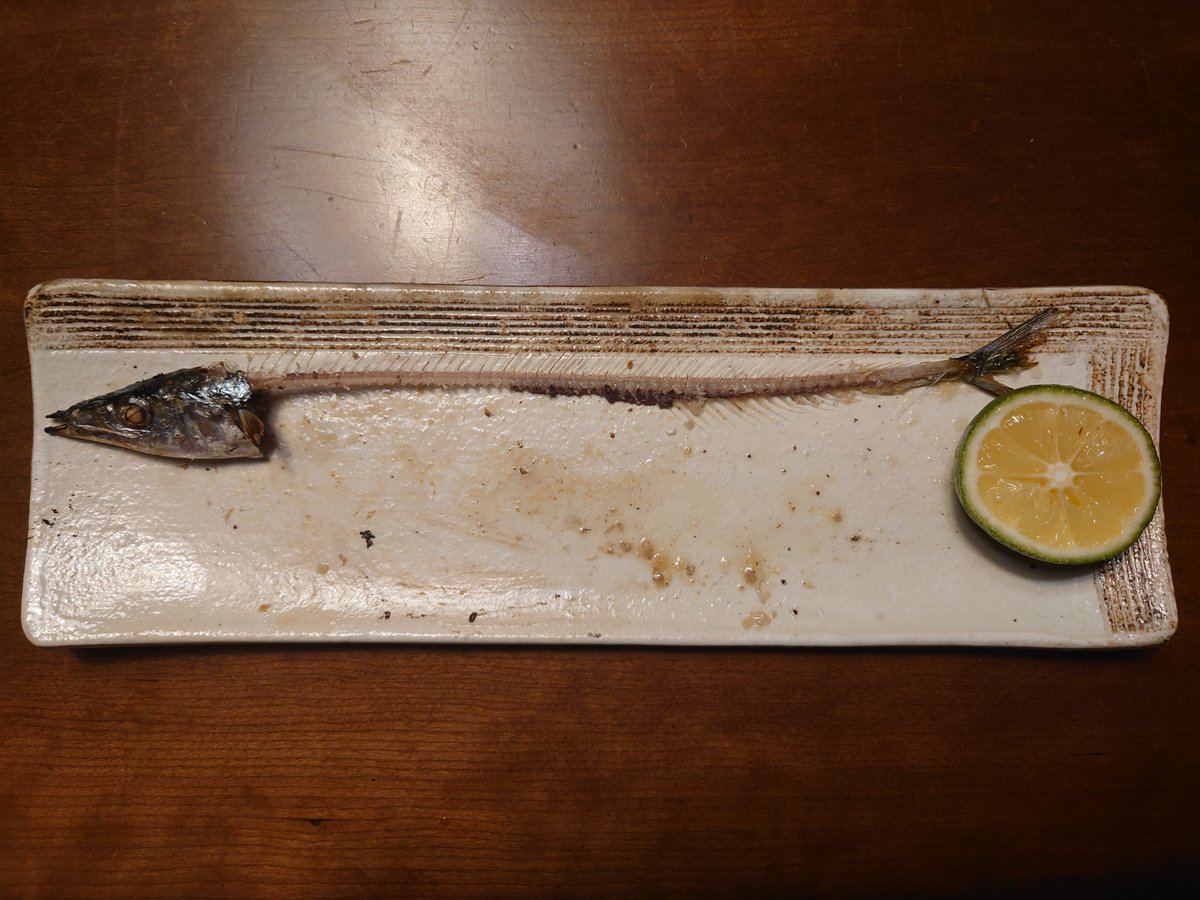 North27_'s tweet photo. 秋ですね
サンマを綺麗に食べれても
女の子にはモテません https://t.co/sRJvPSc1B3