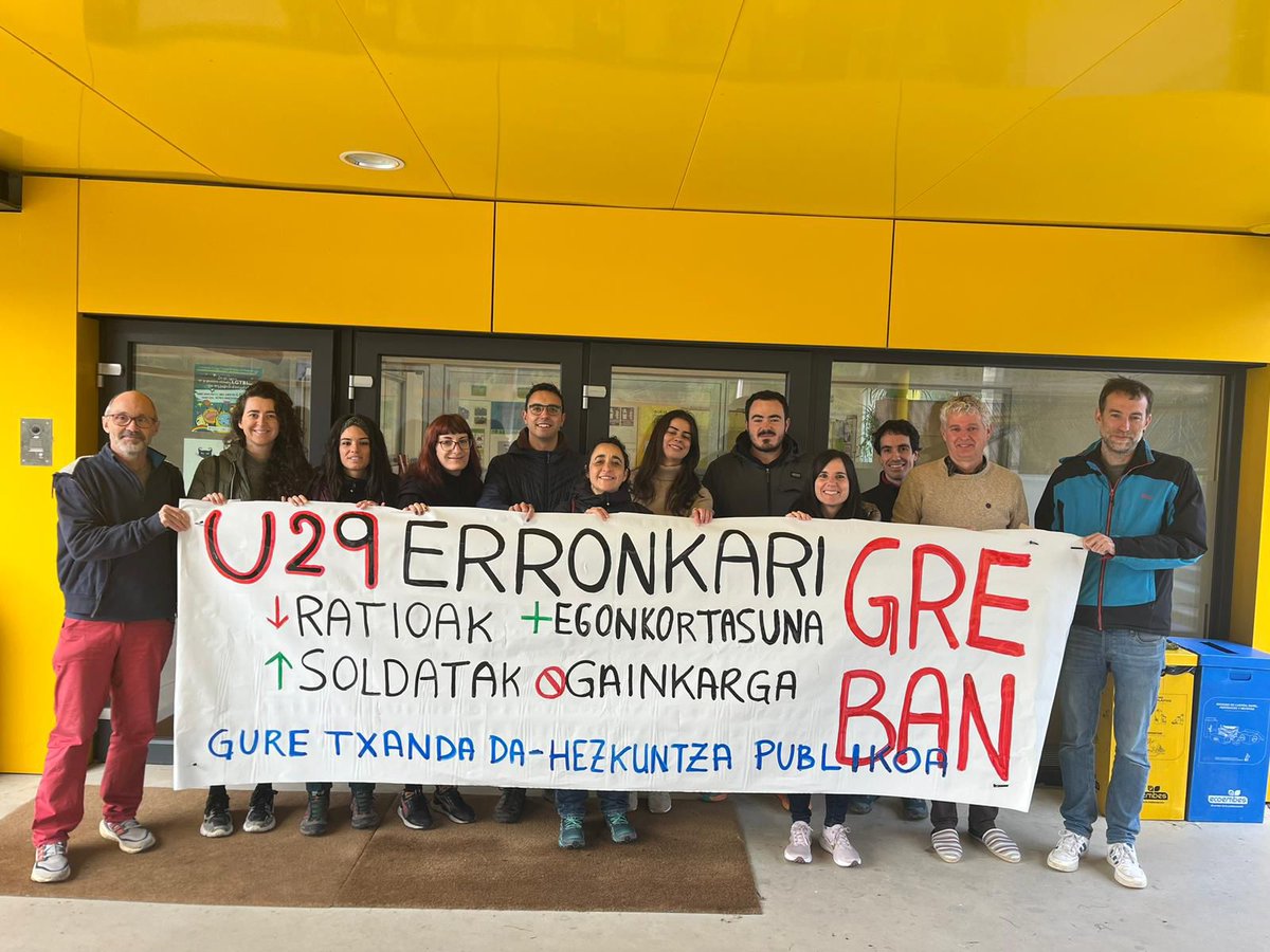 Erronkariko institutu eta eskolako irakasleek bat egin dute #IrakasleGreba -rekin. Hezkuntzaren kalitatea hobetzeko bidean eurek ere aurrera egiteko apostua eginez. #Erronkari
