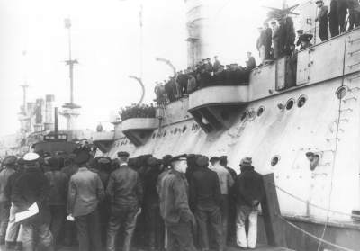 RichardDFreeman's tweet photo. #OnThisDay in 1918 the mutiny in the German High Seas Fleet began as men left their their ships to join striking dockworkers.

Find more #History in my books at https://t.co/kWXUotqfTH https://t.co/5P6qbIfQLG