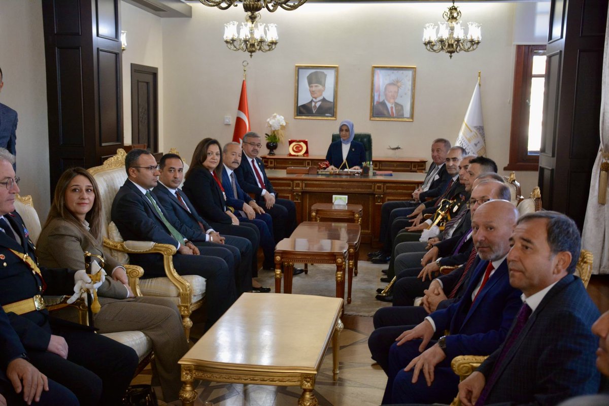 siper_mehmet's tweet photo. 29 Ekim Cumhuriyet Bayramı kutlamaları kapsamında, Afyonkarahisar Valilimiz tarafından düzenlenen tebrik törenine ilimiz protokolü ile birlikte katıldık. https://t.co/XBfvTv7dZZ
