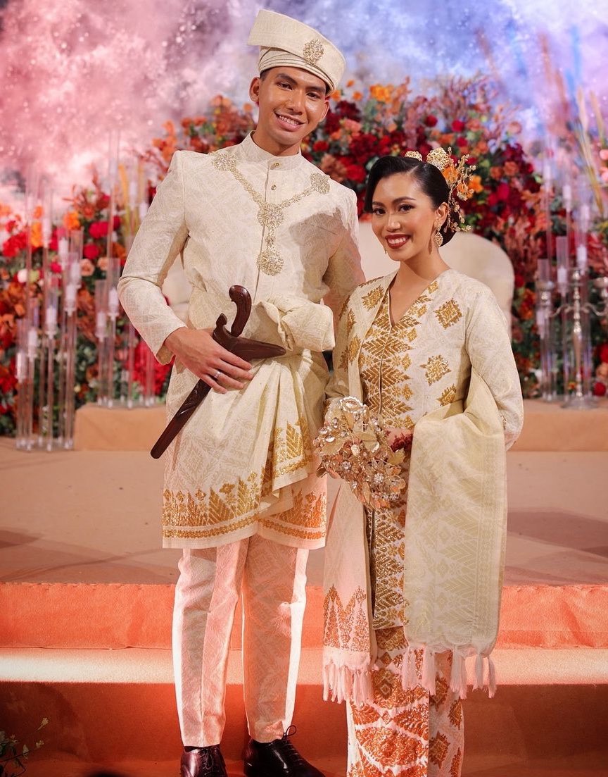 VBusainna's tweet photo. Kot la terjumpa jodoh hujung tahun ni and nak kahwin. Nasihat kita invest and research sikit dekat 4 benda ini:

1. Decoration pelamin
2. Baju pengantin
3. MUA
4. Servis fotografi &amp; videografi https://t.co/ZPPDQksuOY