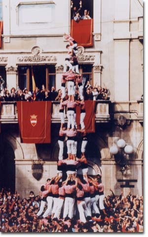Avuifamoltsanys's tweet photo. 1981: durant la diada de Santa Úrsula, la Colla Vella dels Xiquets de Valls descarrega el primer 4 de 9 amb folre al segle XX. 
#TalDiaComAvui https://t.co/h8ZV2RkNTI