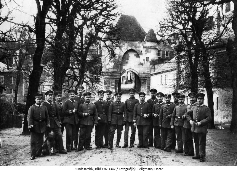 Wie recherchiere ich im Bundesarchiv, welche Quellen zur Kolonialgeschichte finde ich dort und wie lese ich militärische Lagekarten? Unsere Rechercheleitfäden geben Antworten auf diese und viele weitere Fragen: bundesarchiv.de/im-archiv-rech…
#Servicepost #Recherche