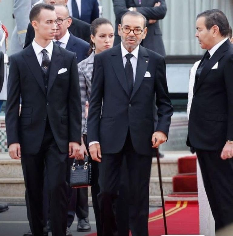 وعن أسباب ظهور الملك مستندا إلى عكاز طبي، كشفت مصادر عليمة بأن جلالته عانى مؤخرا من أعراض انكماش  عضلي على مستوى الظهر من جهة اليمين بسبب ضغط العصب الوركي.