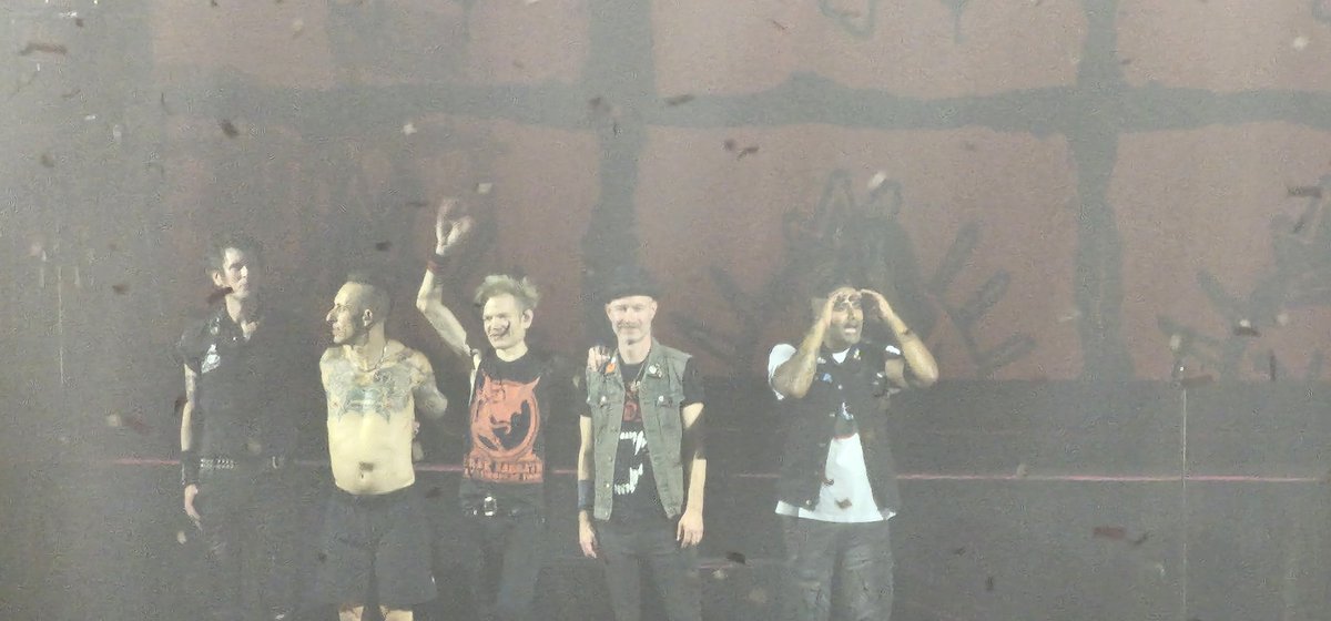 ekey84's tweet photo. @Sum41 thanks for the music, thanks for the great gig https://t.co/C08UGlKOLt
