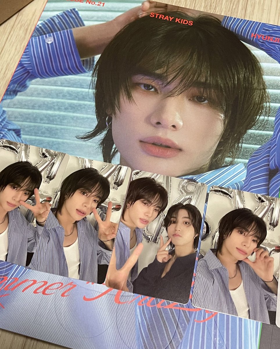 hyunjin (+hyunsung) dicon photocards are so cute 🩵🤍