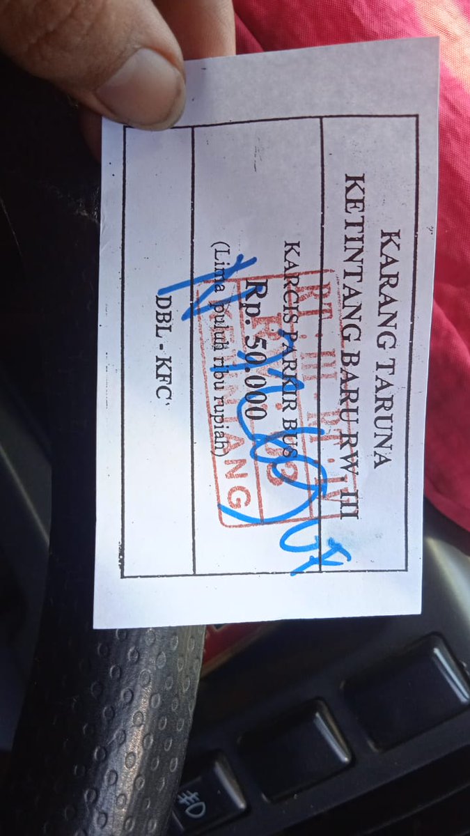 JoYonatan's tweet photo. Lagi nganter rombongan petugas KPU,ada giat di dbl,parkirnya penuh ini sampai harus parkir di sebelah kfc. Apakah tarif parkir untuk elf long memang segini? Apa ini perdanya atau sudah jadi kebiasaan? Mohon petunjuk saya dari luar kota @e100ss https://t.co/elxTmlVS2X