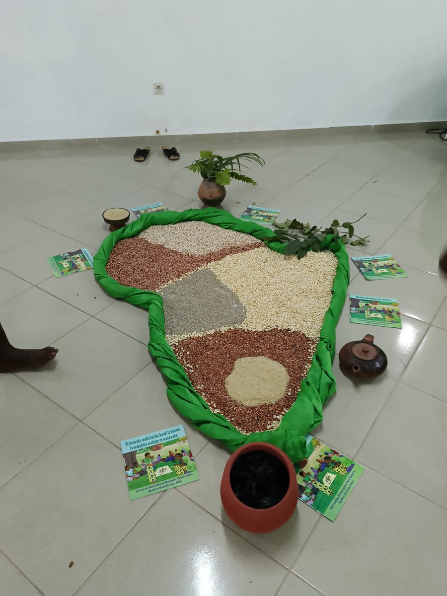 KPL_Women's tweet photo. Farmers seeds are the only solution towards achieving climate justice #FoodSoverignty
#GMOFreeKenya
#FarmersSeeds
#October31Ruling
@PeasantsLeague @1000currents @BlackFemFund @UNSA_Cavs @FundAgroecology @FAO @diva4equality @Owiti1Susan @CheseremGladys @musyoka_do88368 https://t.co/MbuUz8N0CT
