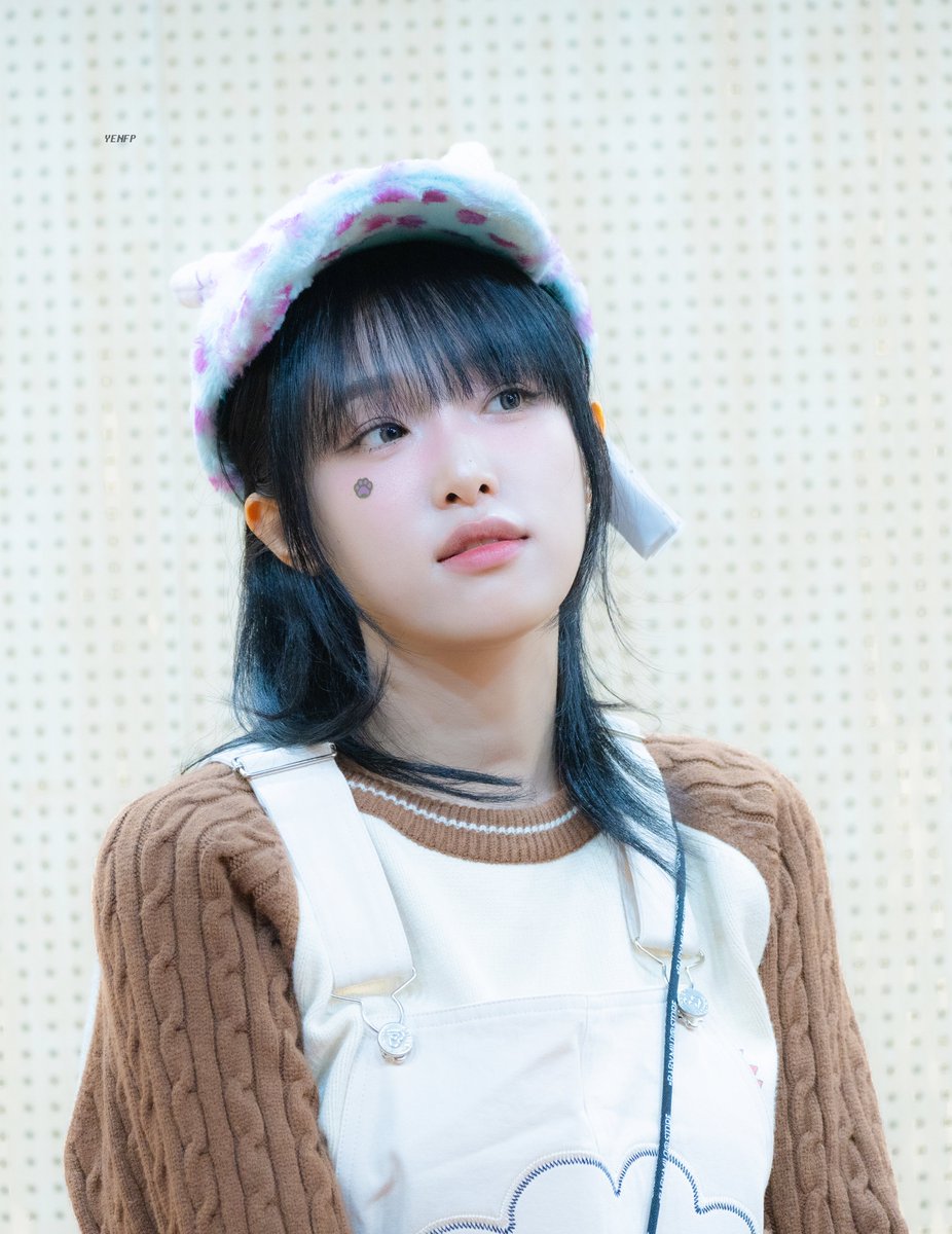 YENA_ENFP's tweet photo. 241027 사운드웨이브 네모네모 팬사인회    

#최예나 #예나 #YENA #네모네모 https://t.co/ZXI2w2Pdrv