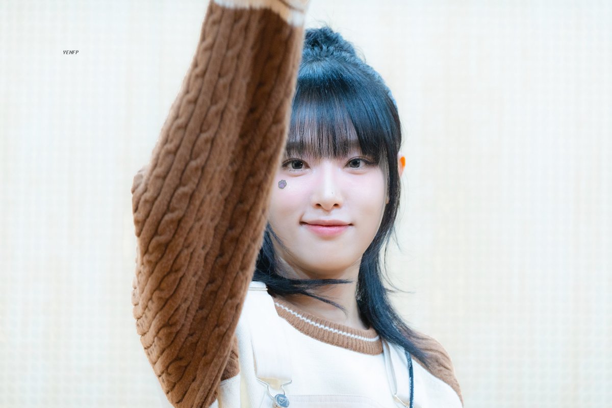 YENA_ENFP's tweet photo. 241027 사운드웨이브 네모네모 팬사인회

#최예나 #예나 #YENA #네모네모 https://t.co/FEwhPJ0yGC