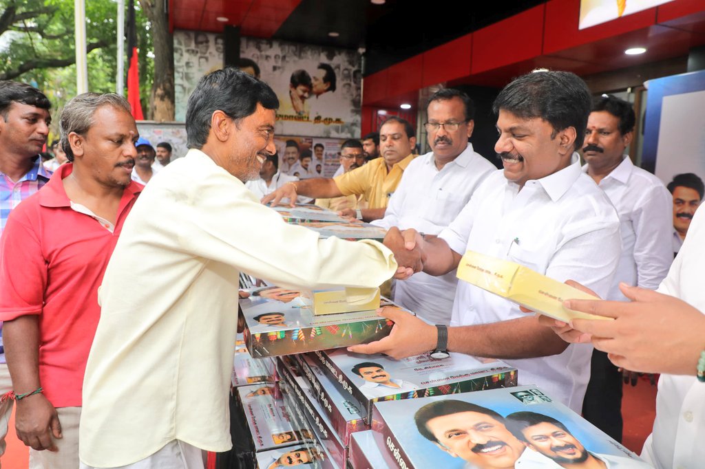 nchitrarasu's tweet photo. மகிழ்ச்சி பரவட்டும்,

தீப ஒளி திருநாளை முன்னிட்டு சென்னை மேற்கு மாவட்டம், #ThousandLights  மேற்கு பகுதி, நமது 110 வது வார்டு கழக நிர்வாகிகளுக்கும், பாக முகவர்களுக்கும், நமது ஏற்பாட்டில் தீபாவளி நலத்திட்டங்கள் வழங்கி, வாழ்த்துகளைத் தெரிவித்து மகிழ்ந்தேன்!

@mkstalin @Udhaystalin #Diwali #Diwali2024 #ChennaiWestdmk #Chitrarasu