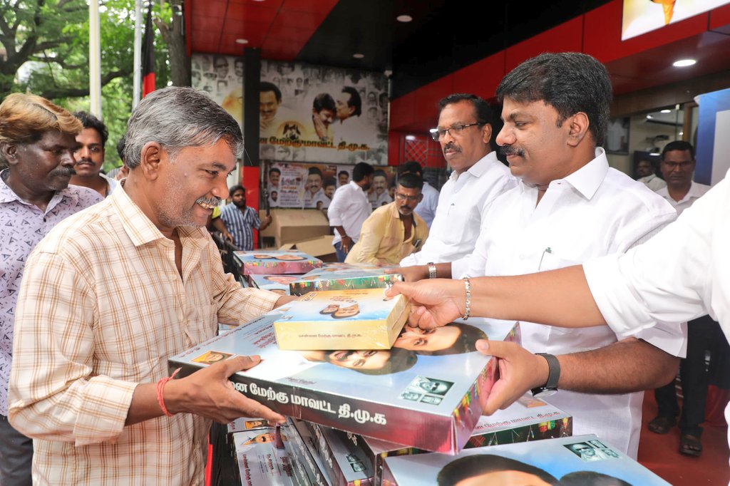 மகிழ்ச்சி பரவட்டும்,

தீப ஒளி திருநாளை முன்னிட்டு சென்னை மேற்கு மாவட்டம், #ThousandLights  மேற்கு பகுதி, நமது 110 வது வார்டு கழக நிர்வாகிகளுக்கும், பாக முகவர்களுக்கும், நமது ஏற்பாட்டில் தீபாவளி நலத்திட்டங்கள் வழங்கி, வாழ்த்துகளைத் தெரிவித்து மகிழ்ந்தேன்!

<a href="/mkstalin/">M.K.Stalin - தமிழ்நாட்டை தலைகுனிய விடமாட்டேன்</a> <a href="/Udhaystalin/">Udhay - தமிழ்நாட்டை தலைகுனிய விடமாட்டேன்</a>