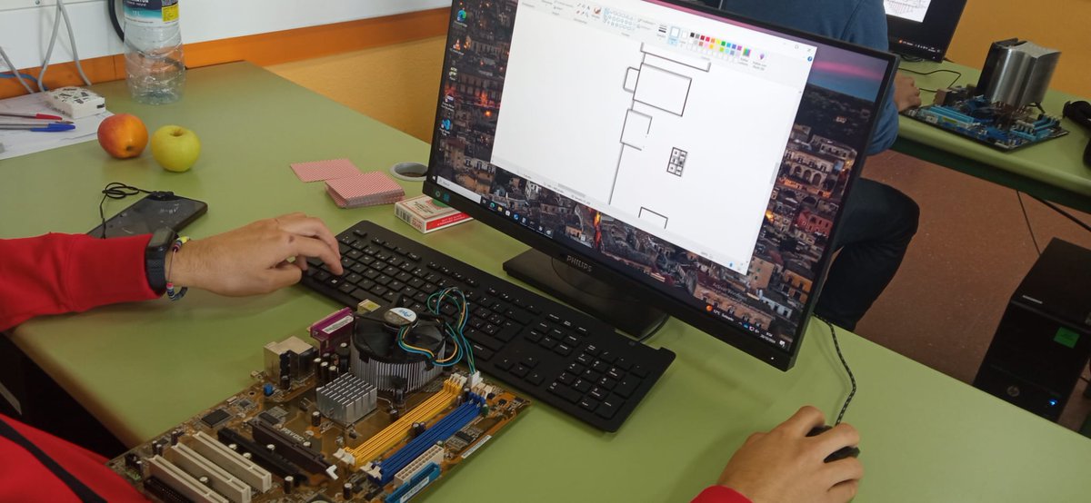 IESJuanaITorde's tweet image. 🖥️ ¡SEGUIMOS AVANZANDO! Alumnos del primer curso del Ciclo de Grado Superior #DesarrollodeAplicacionesWeb identifican los principales elementos de las placas bases #formaciónProfesional  #ciclosformativos 
@educacyl @cfievalladolid @educaciongob