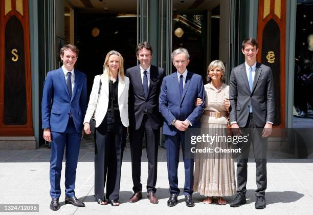 BrightSekoni_'s tweet photo. This man and his five children are the pride of the family

The family

Makes $4.6M in a day, a net worth of $199.7B

Controls the largest luxury goods company in the world

And the last born was just 25 yrs when he was made the CEO of TAG Heuer https://t.co/fDHBatn1jD