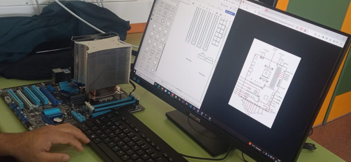 IESJuanaITorde's tweet image. 🖥️ ¡SEGUIMOS AVANZANDO! Alumnos del primer curso del Ciclo de Grado Superior #DesarrollodeAplicacionesWeb identifican los principales elementos de las placas bases #formaciónProfesional  #ciclosformativos 
@educacyl @cfievalladolid @educaciongob