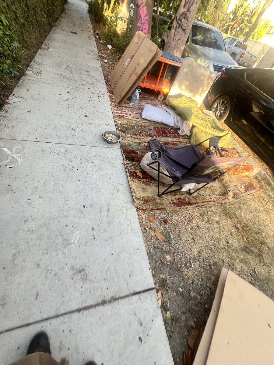 Gevdhxhb's tweet photo. nigga got a whole outside crib https://t.co/ONoPdMh9Pi