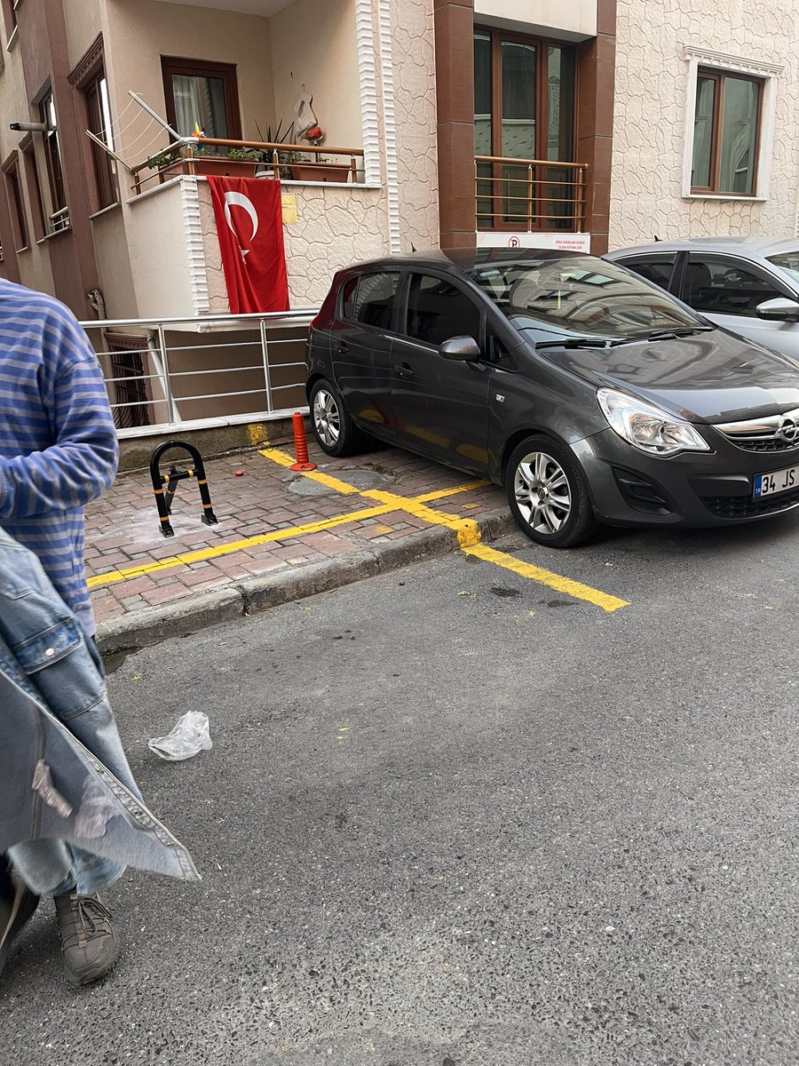 Denisgvn's tweet photo. @Cekmekoybeltr sokaklar işgal altında.Aracımızı park etmek istediğimiz heryere demir çakılmış.Belediyeyinizi aradığımızda “demirleri kaldıracağız” deyip hiçbirşey yapmıyorsunuz.Bu fotoğraf sadece örnek @orhancerkeztr bıktık artık lütfen çözüm sözü verdiğiniz park sorununu görün https://t.co/ZvMDpvpAlA
