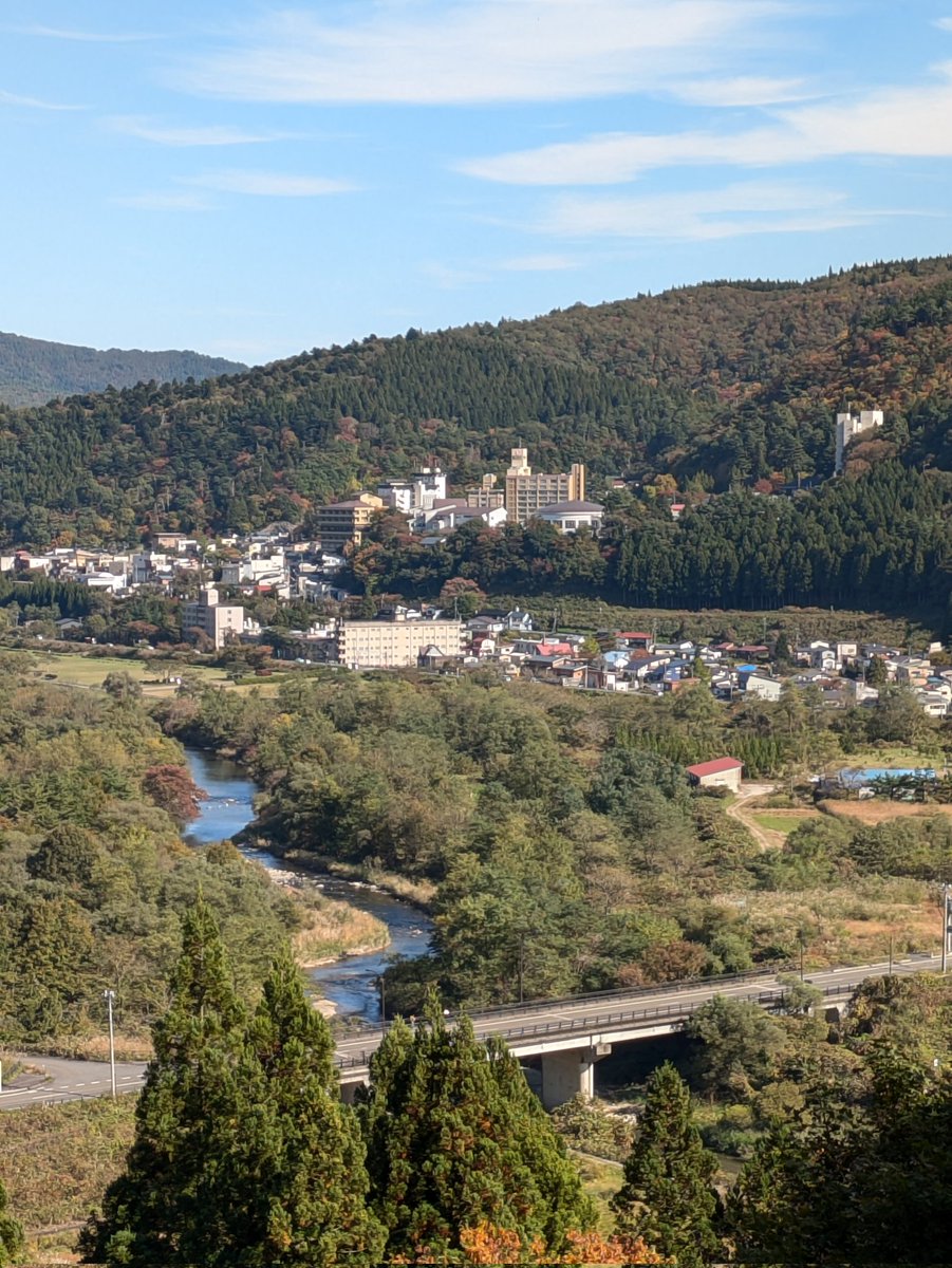 PntBi4's tweet image. #鳴子温泉郷
#日本こけし館
日本こけし館からの眺め
鳴子挟出口付近と鳴子温泉郷