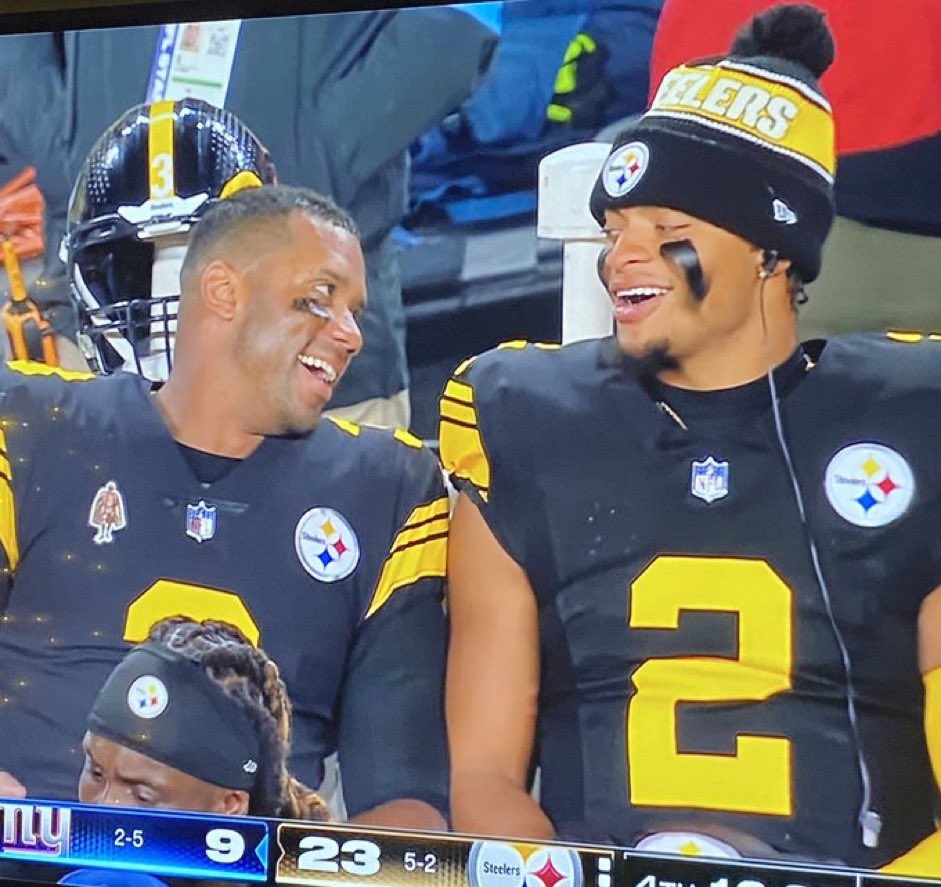 JD_BF1's tweet image. This should be how you want it🫱🏽‍🫲🏾

Justins already proven his talent is immense, can win games, &amp;amp; the future of the franchise.

Now he gets to learn &amp;amp; grow watching a hall of fame QB. Happy for my guy. This will make him a force in the end😈💪🏽🔥
#Steelers #JustinFields