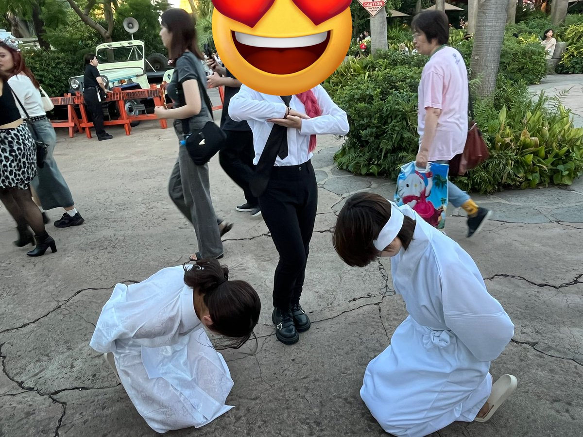 hoshimura_arisa's tweet photo. ちなみに今年のハロウィンは
こんなでした(ﾉ≧ڡ≦)☆

ユニバでのマキマさん探し🌎🤍

もちろん私は下ね🥰
 #チェンソーマン
 #ユニバ
 #USJ
 #ハロウィン https://t.co/NiwSfDHmsW