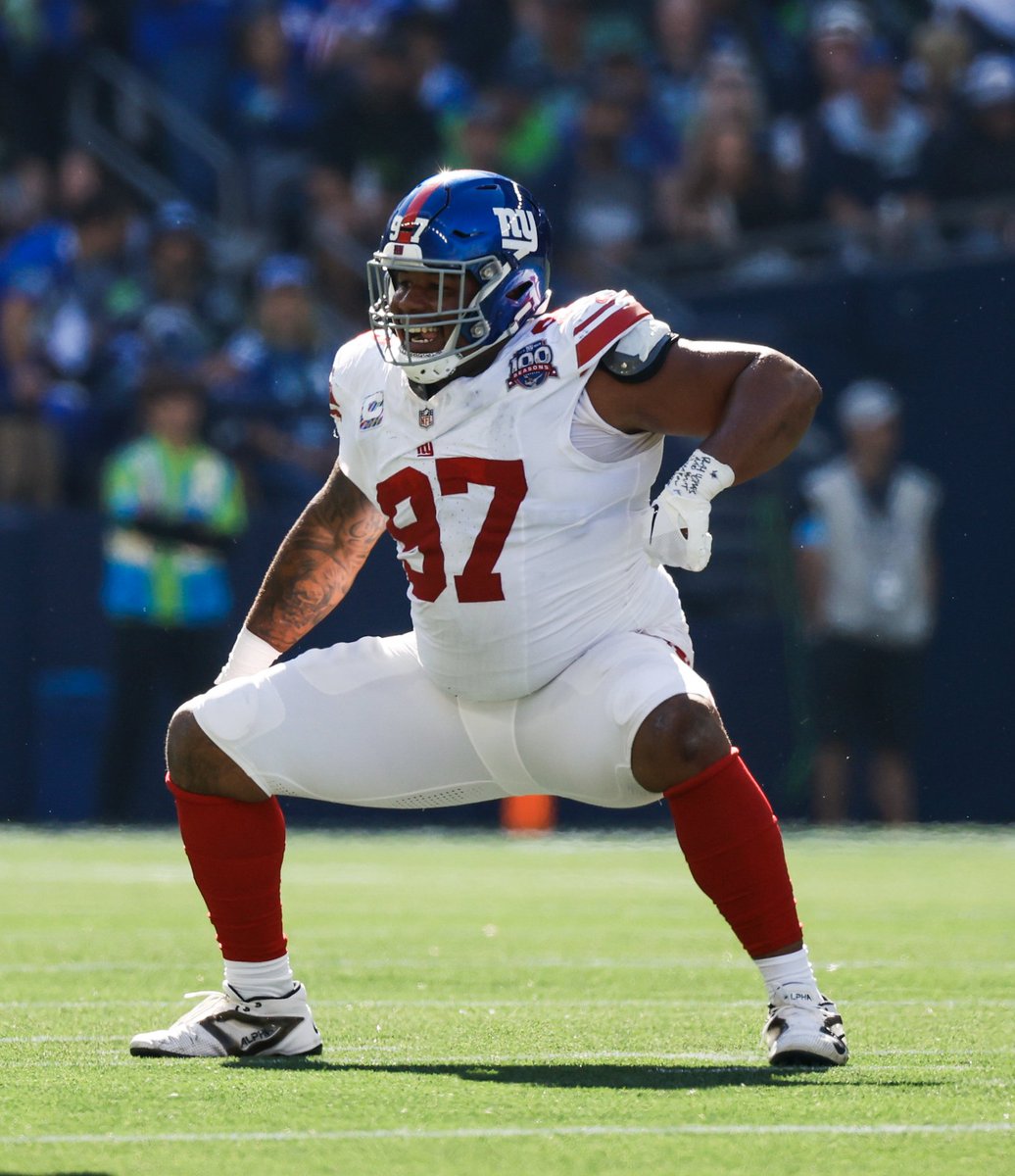 The33rdTeamFB's tweet photo. The New York Giants are currently sacking the opposing QB on 13.3% of their plays this year 🗽

That ranks #1 for any team in any season since 2000 (1st out of 798) https://t.co/k0MJZm5pXb