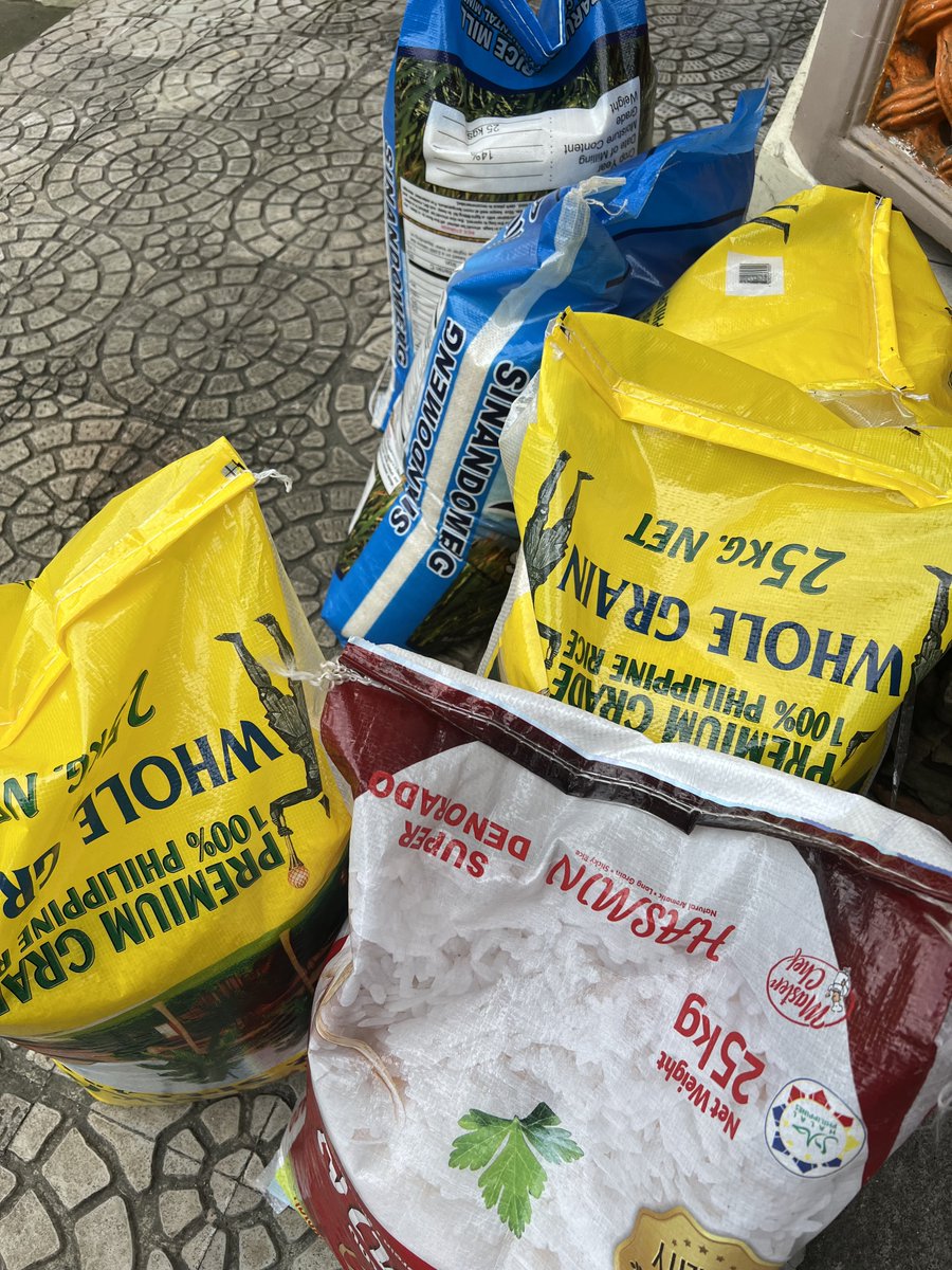 litolbobohu's tweet image. currently repacking rice for batangueños affected by the typhoon. we prepared some sandwiches and drinking water as well. 

#BangonBatangas 
#BatangasNeedsHelp