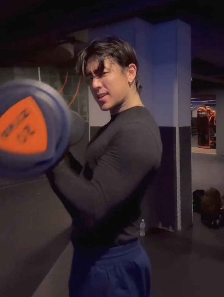 miitoreborn's tweet photo. HELLO??? ONE HEADLOCK SIR??  THANK YOU. https://t.co/6hSFLxIZ5S