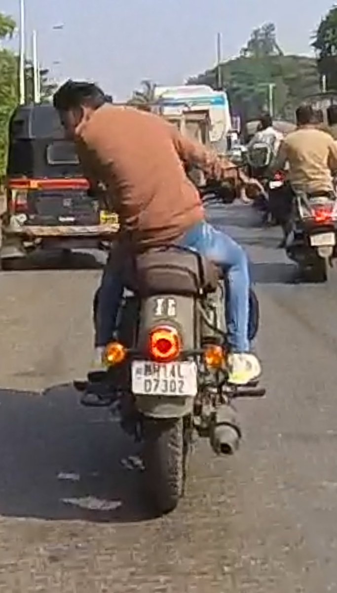 nachiket1982's tweet photo. The greatest disservice that @RoyalEnfieldIn has done to their own brand is my making button start available in their motorcycles. Now, #Chhapris who don't even have half a muscle on them are riding these machines without helmets, mouthful of gutka &amp; spitting on the roads. #Pune https://t.co/0vWVDPwIyD