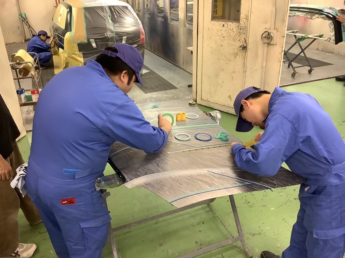nakakita_ita's tweet photo. 11月3日(日)「技能祭」での展示に向けて
自動車車体整備科のカスタムペイントが進行中😁
グラインダータトゥー に更なるカスタムペイント

＃板金塗装
＃自動車車体整備
＃自動車整備
＃カスタムカー
＃カスタムペイント
＃グラインダータトゥー
＃ペイント
＃職業訓練
＃能力開発センター
＃技能際 https://t.co/BijAwRE1Zv