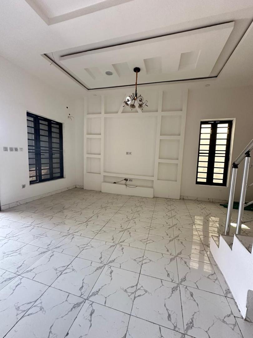 PaigePrecious2's tweet photo. FOR SALE: LOVELY &amp; SPACIOUS 2 BEDROOM TERRACED DUPLEX .

📍:AJAH, LAGOS
💰: ₦55,000,000

Features: 
-Fitted Kitchen with accessories 
-Modern Day POP Ceiling 
-Detailed finishing 
-Wardrobes 
-Water heater
-Spacious living room 
-Walk-in shower 
-Heat extractor
Call 07042530368 https://t.co/vfYpcuet1C