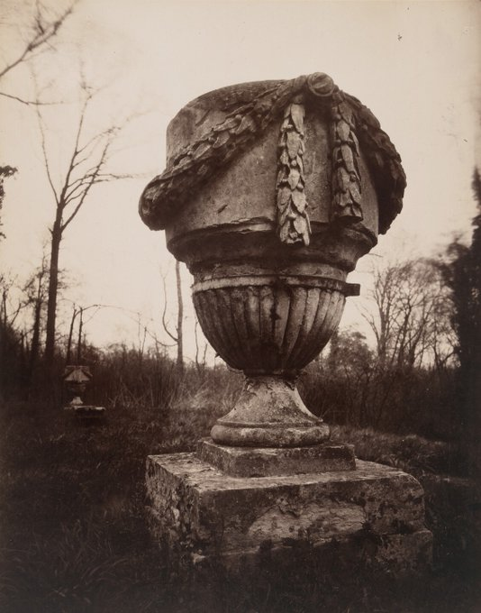 MoMA_pics's tweet photo. Parc de Sceaux, vase. https://t.co/OlmYv9HWsI https://t.co/dzcsGWxvSr