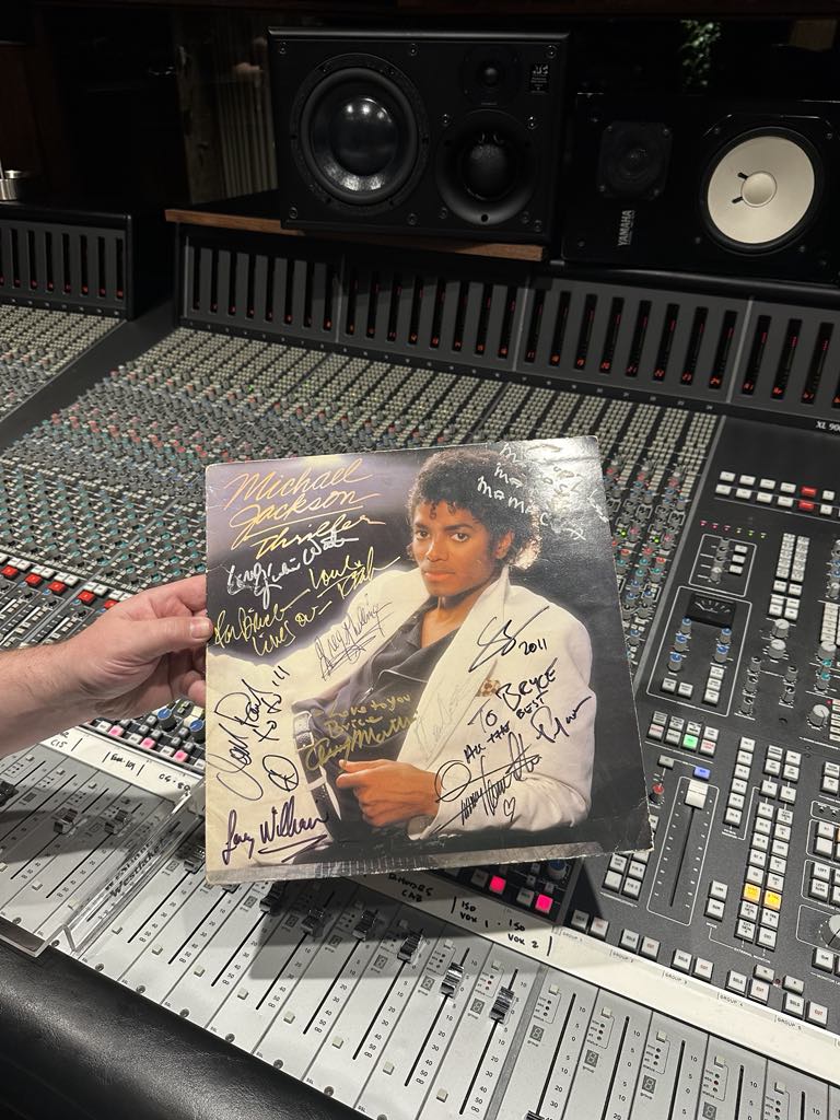 BriceNajar's tweet photo. Je remercie Matt Forger et Steve Burdick, le patron des Studios Westlake, pour cette incroyable visite des Studios A et B, là où l'album Thriller de Michael Jackson a été enregistré. Un lieu historique !
#WestlakeStudios #losAngeles
#Thriller #MattForger #MJFam #MichaelJackson https://t.co/uCd4LgRZ5R