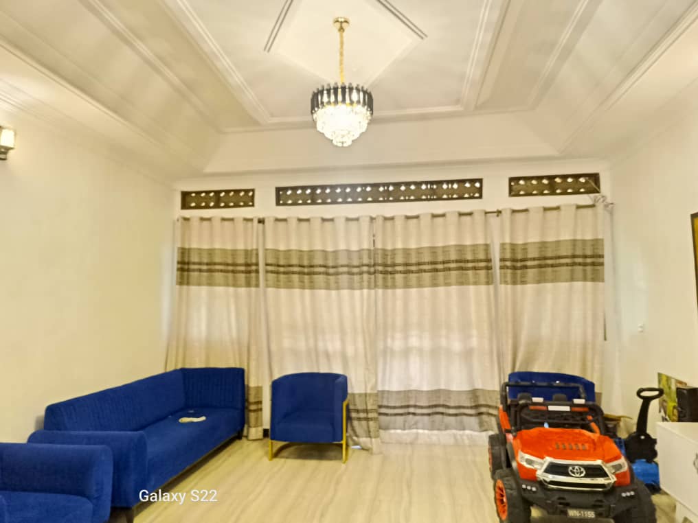 shukranproperty's tweet image. 🔥HOT DEAL🔥

3bedroom house in the heart of Bulenga Town (mityana road)

#3bedrooms #3bathrooms and Self contained #2boy's quarters plus outside modern kitchen

Plot size: 50ft by 100ft
Ready  private mailo land

Selling price #290m slightly negotiable

Call 0706592177