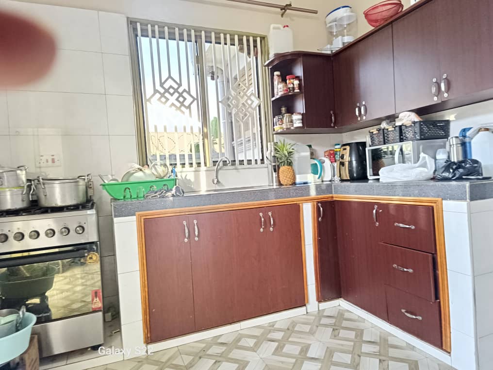 shukranproperty's tweet image. 🔥HOT DEAL🔥

3bedroom house in the heart of Bulenga Town (mityana road)

#3bedrooms #3bathrooms and Self contained #2boy's quarters plus outside modern kitchen

Plot size: 50ft by 100ft
Ready  private mailo land

Selling price #290m slightly negotiable

Call 0706592177