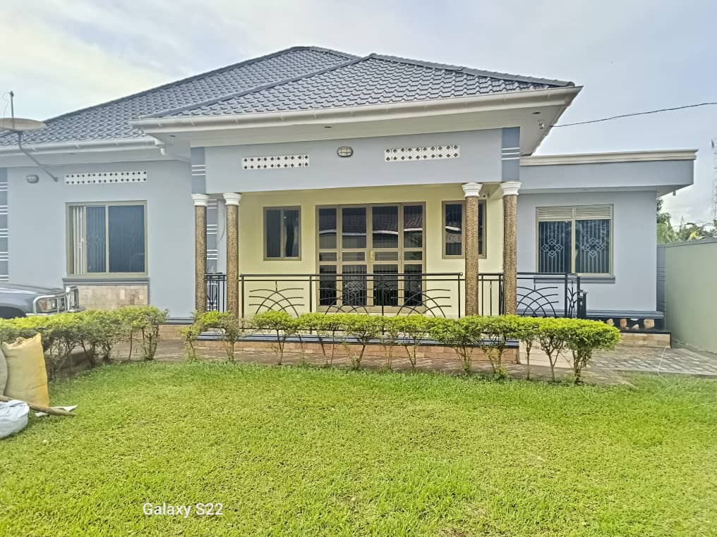 shukranproperty's tweet image. 🔥HOT DEAL🔥

3bedroom house in the heart of Bulenga Town (mityana road)

#3bedrooms #3bathrooms and Self contained #2boy's quarters plus outside modern kitchen

Plot size: 50ft by 100ft
Ready  private mailo land

Selling price #290m slightly negotiable

Call 0706592177