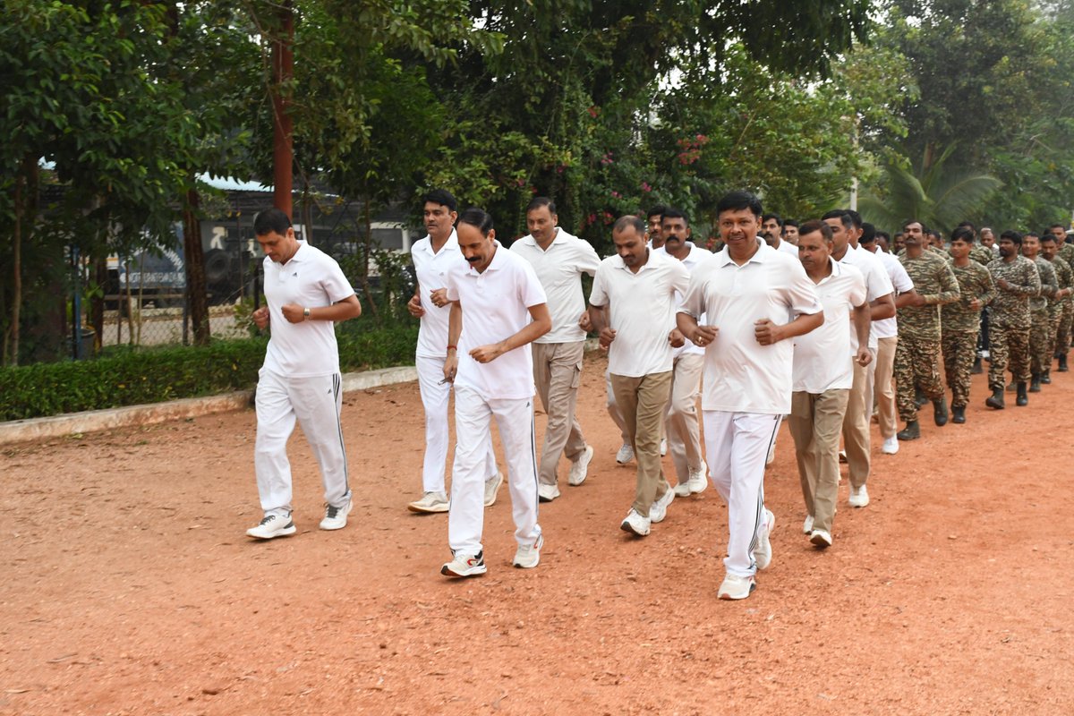 111CRPF's tweet photo. लौह पुरुष सरदार वल्लभ भाई पटेल की जयंती राष्ट्रीय एकता दिवस  के अवसर पर 111 वी वाहिनी में उपस्थित अधिकारी, अधीनस्थ अधिकारी एवं जवानों ने  सपथ लिया एवं एकता दौड़ में भाग लिया I
@crpfindia

@southzone_hyd

@cgsectorcrpf

@WSCRPF2016

@Gc_Gandhinagar

@Digpopsdwa https://t.co/csvbWtlWjP