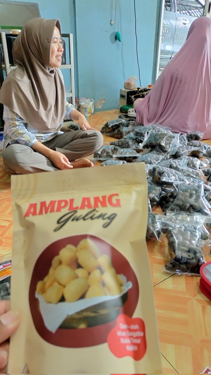 NurdianaNurdin4's tweet photo. Kamis (10/10), Nurdiana, Luhkan Kutim, di Poklahsar Sumber Rejeki, Ibu Jumarni, Produksi Amplang Guling, sebanyak 400 pcs, harga jual 14 rb/pcs #GiatLuhkanSatminkalBanyuwangi #Kutim #Produksi #luhlapor https://t.co/jO7CEctUOv