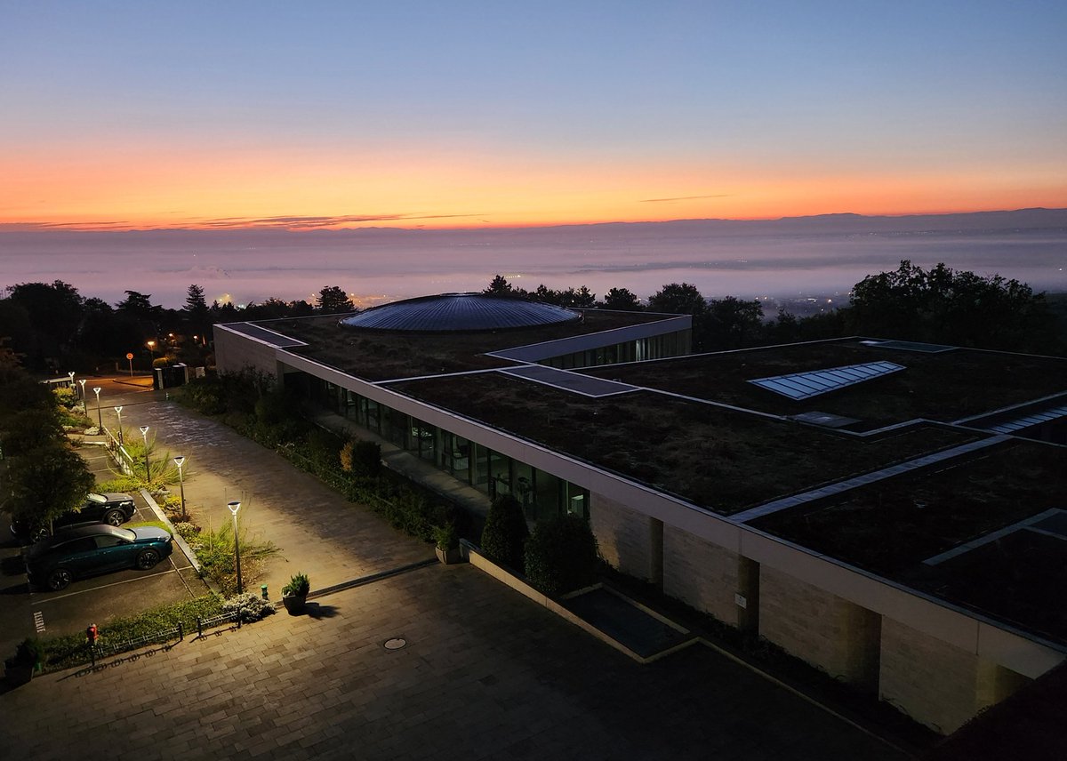 BaalDaniel's tweet photo. Magnifique lever du jour sur le Centre de formation et de congrès du Bischenberg (avec la plaine d'Alsace enveloppée dans la brume), qui accueille aujourd'hui les réunions des conseils des structures technologiques de @CreditMutuelAF, et notamment @EuroInformation. https://t.co/EqNKmBqVnh