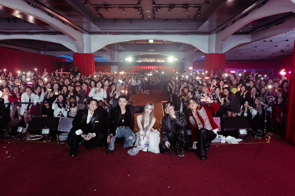 startalkent's tweet photo. “JAYLERR, PORSCHE, ICE PARIS” แท็กทีม “NENE, DAOU, ALLY และ URBOYTJ” เสิร์ฟประสบการณ์ใหม่! “THE NIGHTMARE’S TALE” ปาร์ตี้ฮาโลวีนในโรงแรมร้างสุดหลอน
#theNIGHTMAREStale
#นิทานคืนฝันร้าย 👻
#4NOLOGUE
#PorscheSivakorn #XXSIVK 
#nenevader #Nene郑乃馨 #เนเน่ #URBOYTJ
#ALLY #ALLYnitibhon
#DAOU #oueiija #ต้าห์อู๋ 
#JAYLERR #ICEPARISS
#4NOLOGUE

4NOLOGUE (โฟร์โนล็อค) เนรมิตยามค่ำคืนของ Q STADIUM, M FLOOR, EMQUARTIER ให้กลายเป็นปาร์ตี้ที่เต็มไปด้วยงานศิลปะ และเสียงดนตรี ในบรรยากาศโรงแรมร้างสุดหลอนที่เปิดต้อนรับทุกคน รับเทศกาลฮาโลวีน กับ “THE NIGHTMARE’S TALE” โปรเจ็คแรก ของ 4NOLOGUE FANTASIA COLLECTION ซึ่งเปิดให้บริการไปแล้วเมื่อวันที่ 26-27 ตุลาคมที่ผ่านมา ท่ามกลางความสนใจ อย่างร้อนแรงต้อนรับแฟนคลับเต็มพื้นที่!

เหล่าผู้เข้าพักที่มาเช็กอินต่างไ���้สัมผัสประสบการณ์เหนือกว่าคอนเสิร์ตซึ่งทุกคนคุ้นเคย เริ่มตั้งแต่เปิดประตูสู่โรงแรมแห่งความสยองขวัญ ก่อนไปเช็กอิน ณ โซนล็อบบี้ที่ต้อนรับทุกคนในบรรยากาศสุดสะพรึง แล้วก้าวเท้าเข้าสู่งาน��่านทางเดินในรูปแบบของ IMMERSIVE ที่ตกแต่งไปด้วยภาพถ่ายตัวละครของ MR.KREME ศิลปินแนว STREET ART รุ่นใหม่ที่น่าจับตามอง ซึ่งออกแบบขึ้นเป็นพิเศษ เพื่องานนี้โดยเฉพาะ ปลุกให้ทุกโสตประสาทของทุกคนได้ขวัญผวา แต่ก็อดไม่ได้ที่ต้องเก็บภาพบรรยากาศสุดแปลกใหม่นี้ไปเช็กอิน แชร์ความตื่นตาตื่นใจจนสนั่นโลกโซเชียล
เมื่อนาฬิกาส่งสัญญาณ ก็ถึงเวลาแห่งปาร์ตี้ในคืนหลอน กับคอนเสิร์ต และเสีย��ดนตรีที่จะทำให้ทุกคนลืมไม่ลง เริ่มต้นความขนลุกไปกับ 3 ศิลปินหลักซึ่งมาพร้อมกับคาแรคเตอร์สุดสะพรึง นำทีมโดย “JAYLERR” ซึ่งมาพร้อมบทบาทของ BARTENDER ที่จะมารังสรรค์ รสชาติความสยอง, “PORSCHE” กับหน้าที่ของ SECURITY ที่จะมาปกป้องทุกคนให้ปลอดภัยจากโรงแรมแห่งนี้ และ “ICE PARIS” หนุ่ม BELLBOY ที่จะ��าทุกคนเดินทางเข้าไปในดินแดนลึกลับด้วยกัน ซึ่งแต่ละคนต่างนำทั้งเพลงฮิตและโชว์พิเศษ มากระตุ้นความมันและ ความฟินในบรรยากาศแสนใกล้ชิด พร้อมทั้งแขกรับเชิญสุดพิเศษที่จัดเต็มไม่แพ้กัน ใน 2 วันไม่ซ้ำรสชาติ ไม่ว่าจะเป็น “DAOU” แขกมาเยือนผู้ช้ำรัก “NENE” ในบทบาทของ HOUSEKEEPING เจ้าสาวในชุดแต่งงานเปื้อนเลือด, ความน่ารัก แบบหลอน ๆ ของสาว “ALLY” และปิดท้ายความมันส์ไปกับ “URBOYTJ” ที่ขนเ��ลงมาเสิร์ฟเหล่าผู้เข้าพักในโรงแรมร้างแห่งนี้ จนไม่มีใครสามารถยืนนิ่งได้อีกตลอดทั้งค่ำคืน 

นอกจากนี้ยังมีเหล่าศิลปินและ CELEBRITY ที่มาร่วมเช็คอินสัมผัสบรรยากาศที่โรงแรมแห่งนี้อีกมากมาย อาทิเช่น ไมค์ พิรัชต์, จุง อาเชน,ต้าเหนิง, กัปตัน ชลธร แจ๊คกี้ จักริน, ปีโป้ ณัชพัณณ์, ��าวๆ วง PiXXie, วง bamm และศิลปินจากค่าย LIT Entertainment, หนุ่มคิน ค่าย Whitefox, Wizzle รวมถึงศิลปินนักแสดงอีกมากมายที่มาร่วมสนุกสุดหลอนทั้งสองค่ำคืนที่ผ่านมาไปด้วยกัน

แม้จะปิดประตูโรงแรมหลอนในโปรเจ็คแรกของ 4NOLOGUE FANTASIA COLLECTION ไปแล้ว แต่ประสบการณ์ใหม่กำลังจะเกิดขึ้นอีกครั้งใน “FROSTY VILLAGE” คอนเสิร์ตในค่ำคืน แห่งเวทมนตร์สุดมหัศจรรย์ ที่เหล่าภูติจะฟื้นคืนชีพออกมาเฉลิมฉลอง ต้อนรับเหล่าอัศวินผู้กล��ากลับสู่ดินแดนอันหนาวเหน็บต้อนรับเทศกาลคริสต์มาส ห้ามพลาด 21 และ 22 ธันวาคม 2024 นี้ ติดตามรายละเอียดเพิ่มเติมได้ที่โซเชี่ยลมีเดียของ 4NOLOGUE ทุกช่องทาง