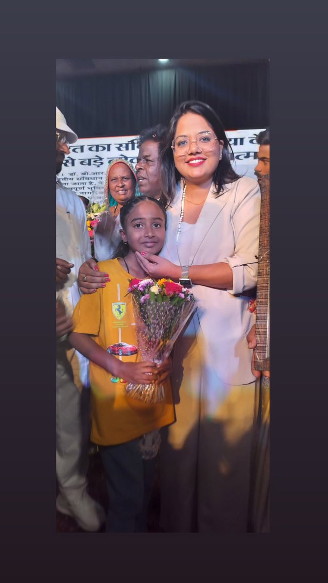 इन बच्चो की उम्मीद हूँ मैं इनके उज्जवल भविष्य के लिए समर्पित करूँगी अपना जीवन !! हमारी समाज का कोई भी बच्चा शिक्षा से वंचित नहीं रहेगा सबके सपने पूरे होंगे हम मिल के प्रयास करेंगे !! जिस रास्ते पर चल कर मैं पहुँची हूँ उसी रास्ते पर चल कर लाखों बच्चे अपना सुनहरा भविष्य बनायेंगे !!